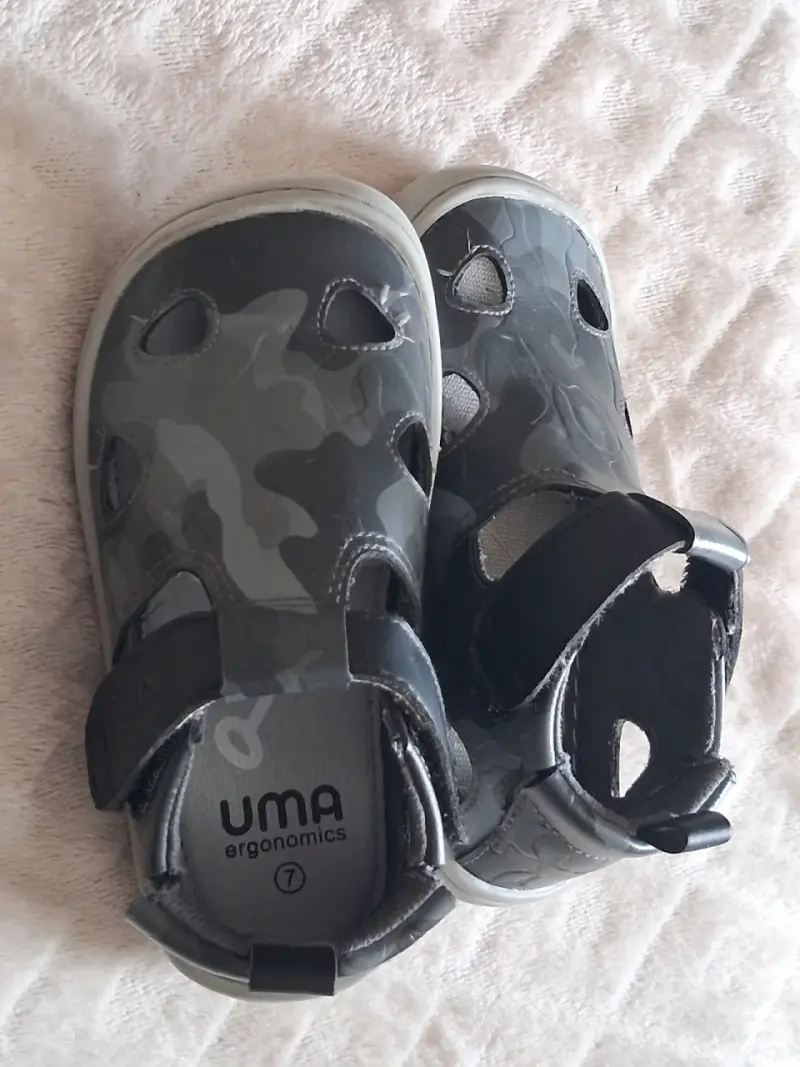 Zapatillas y sandalias para niños UMA en negro y gris - 3