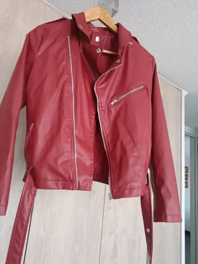 Chaqueta de cuero sintético roja con cierre - miniatura 1