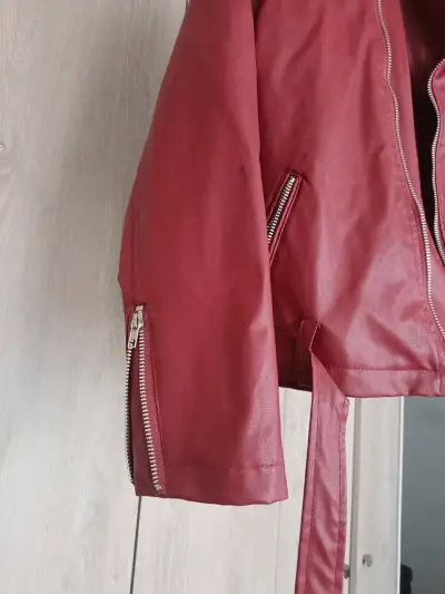 Chaqueta de cuero sintético roja con cierre - miniatura 3