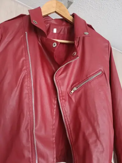 Chaqueta de cuero sintético roja con cierre - miniatura 4