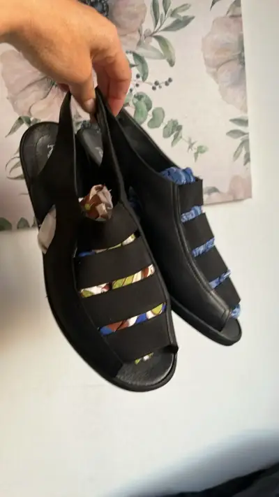 Sandalias negras de tacón bajo para mujer - miniatura 1