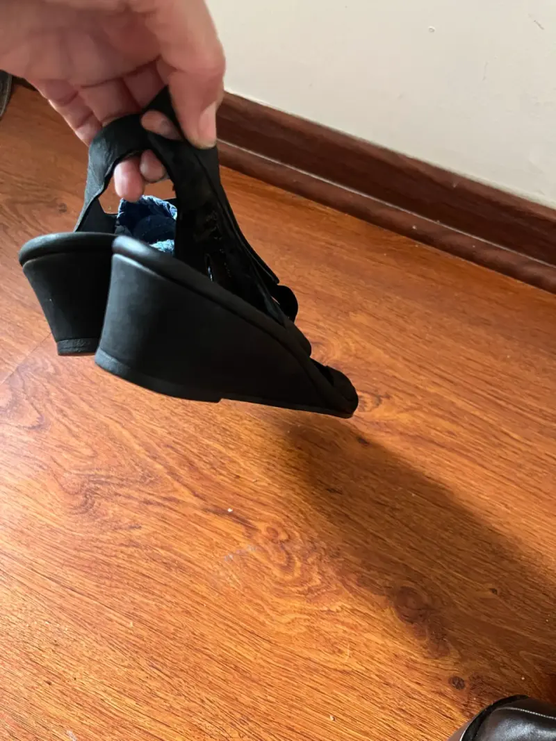 Sandalias negras de tacón bajo para mujer - 2