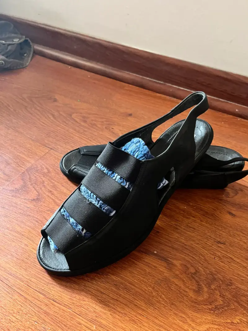 Sandalias negras de tacón bajo para mujer - 3