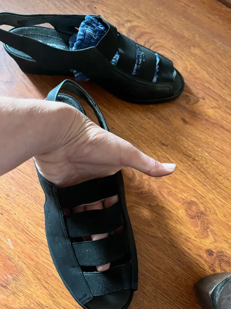 Sandalias negras de tacón bajo para mujer - 4
