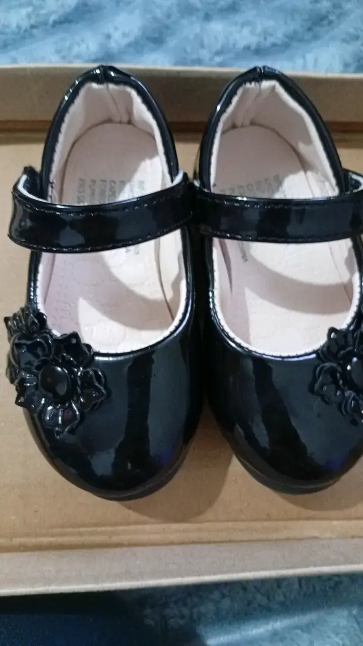 N°18 Zapatos de charol negro para niña con flor - 1