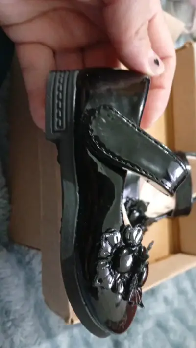 N°18 Zapatos de charol negro para niña con flor - miniatura 2