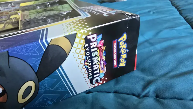 Colección Premium Pokémon Prismatic Evolutions - 3