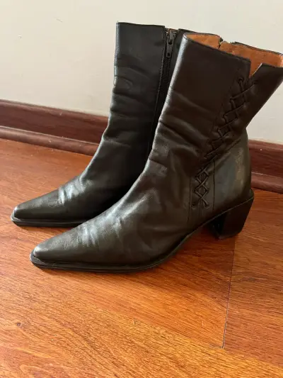 Botines de cuero café con tacón y cordones decorat - miniatura 1