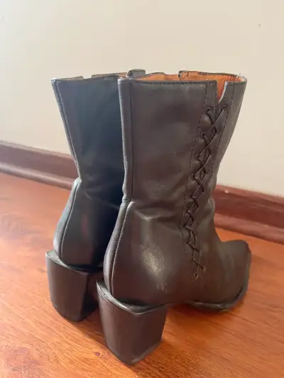 Botines de cuero café con tacón y cordones decorat - miniatura 4