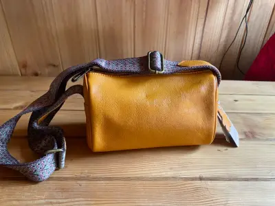 Bolso bandolera de cuero amarillo con correa ajustable - miniatura 1