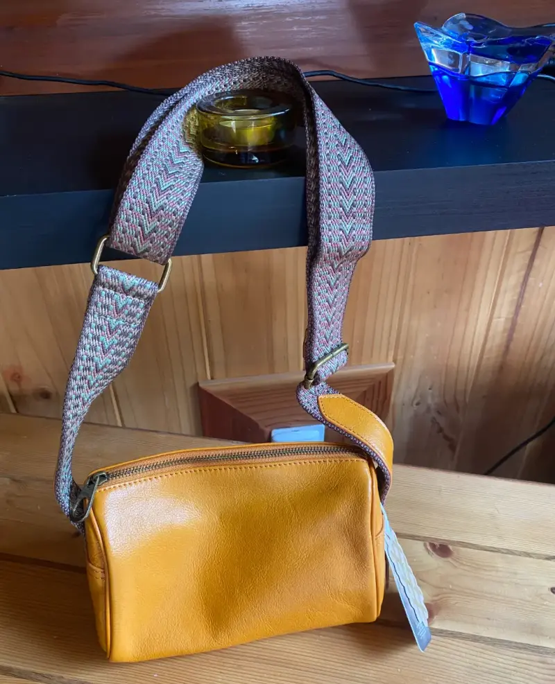 Bolso bandolera de cuero amarillo con correa ajustable - 2