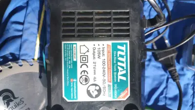 Cargador rápido Total 105W para herramientas - miniatura 1