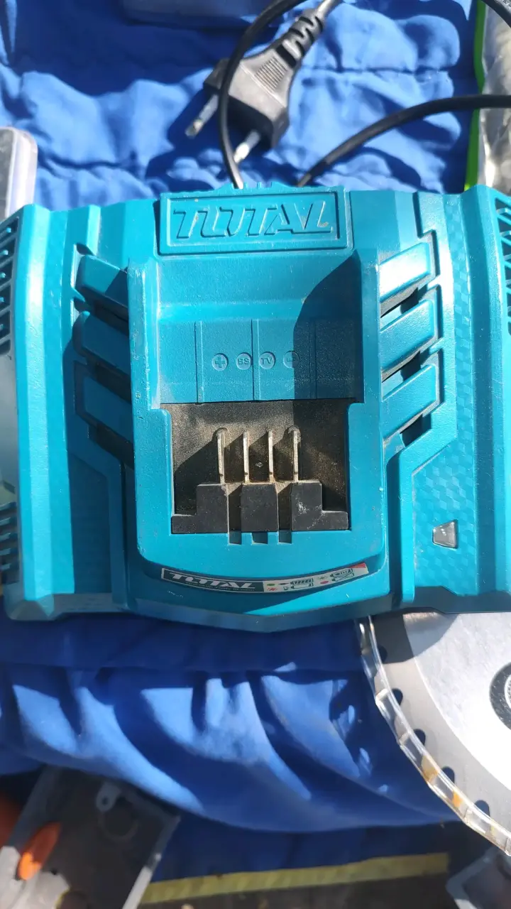 Cargador rápido Total 105W para herramientas - 2