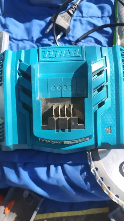 Cargador rápido Total 105W para herramientas - miniatura 2
