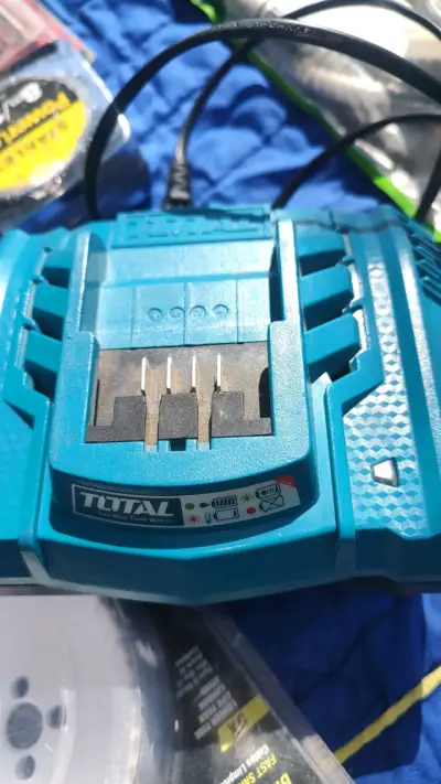 Cargador rápido Total 105W para herramientas - miniatura 3