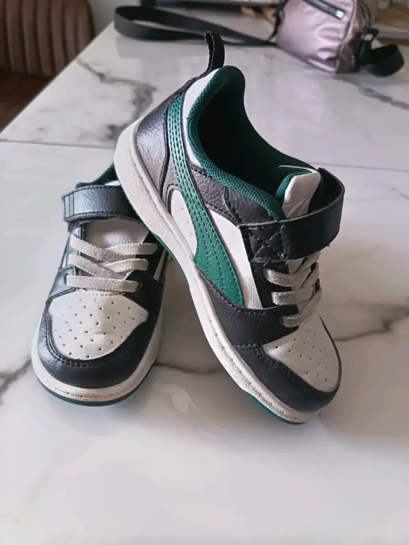 Zapatillas deportivas infantiles Puma verde y negro - 1