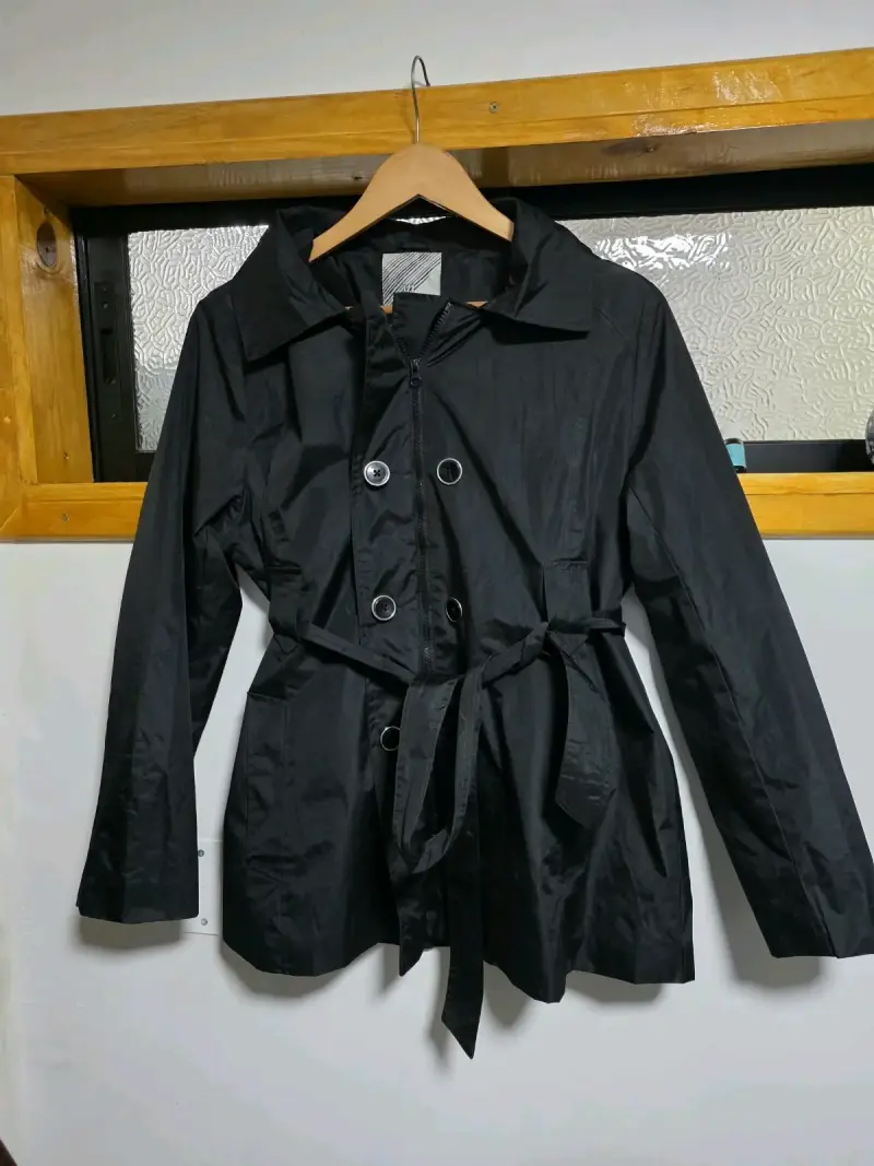 Abrigo negro con cinturón para mujer - 1