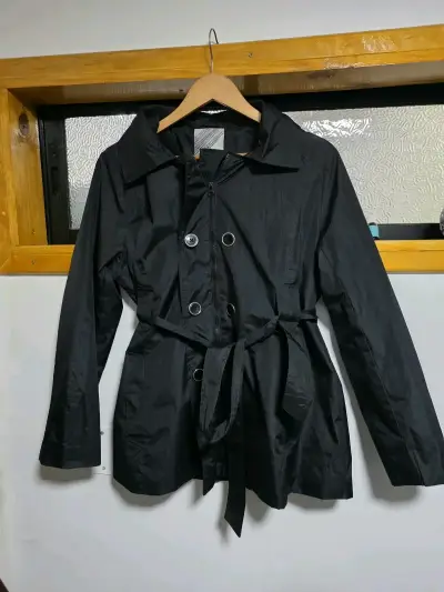 Abrigo negro con cinturón para mujer - miniatura 1