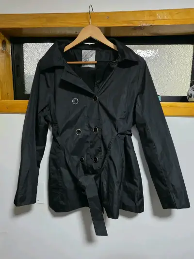 Abrigo negro con cinturón para mujer - miniatura 2