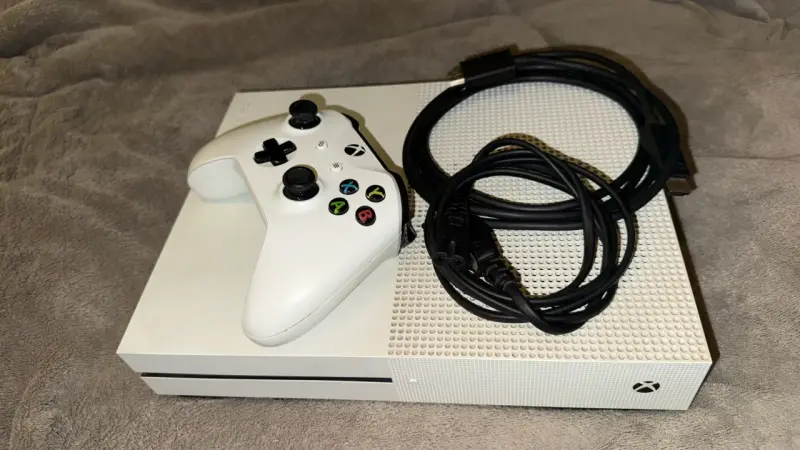 Consola Xbox One S con control y cables - 1
