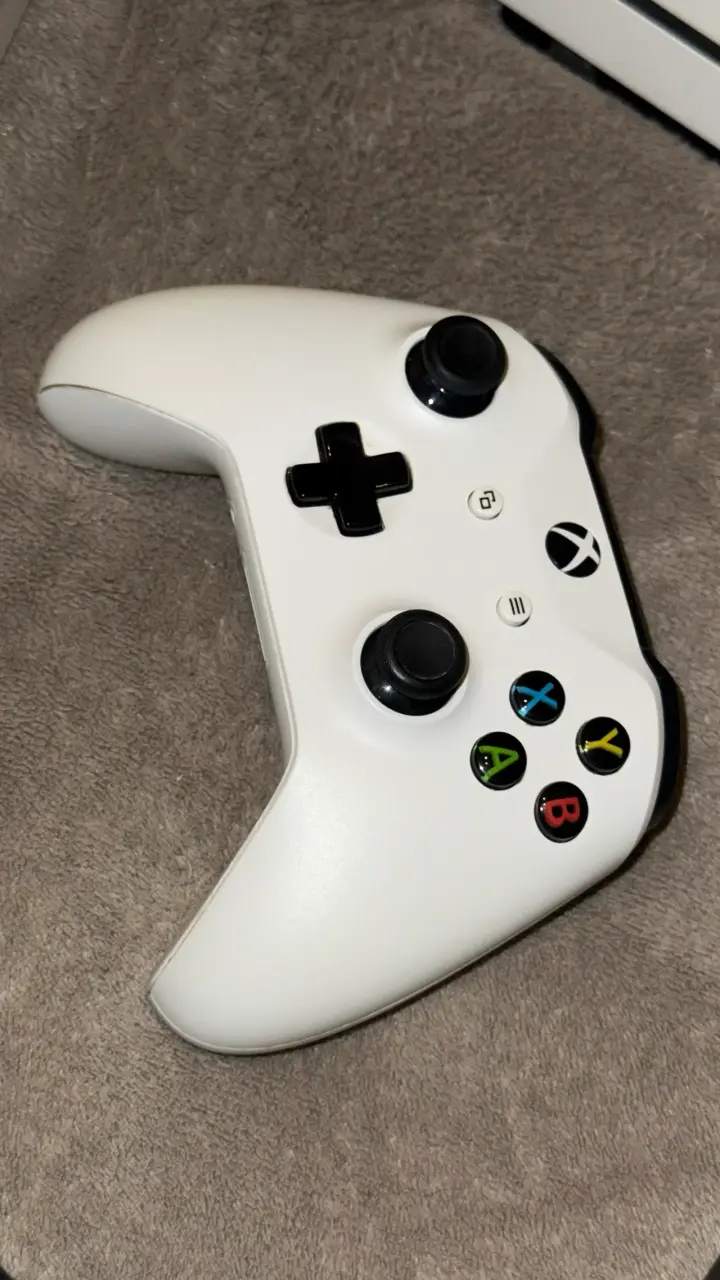 Consola Xbox One S con control y cables - 3