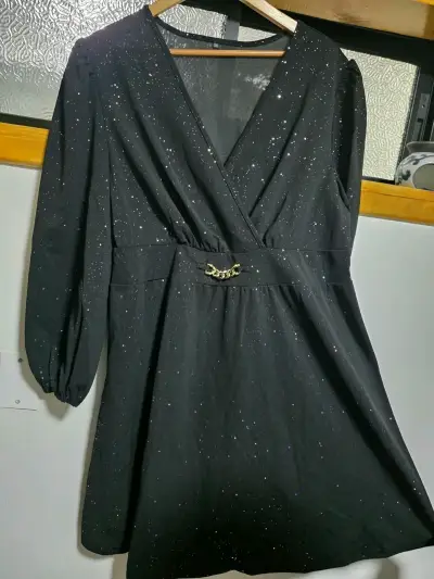 Vestido negro con brillo y detalle de cadena - miniatura 1
