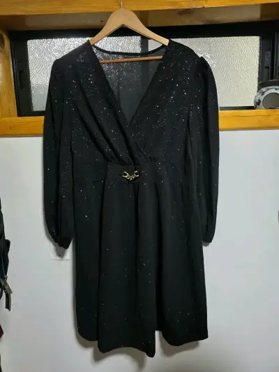 Vestido negro con brillo y detalle de cadena - miniatura 2