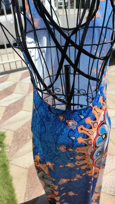 Vestido estampado azul y naranja tipo mandala. - miniatura 4