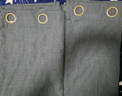 Cortinas de poliéster blackout gris con ojales - miniatura 1