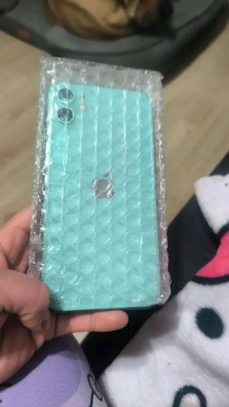 iPhone 11 verde con cable USB-C a Lightning - 4