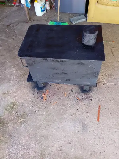 Estufa a leña de acero negra para calefacción - miniatura 1