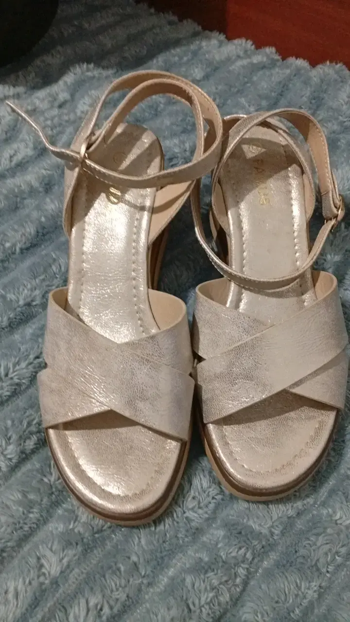 Sandalias de mujer plateadas con tacón bajo - 1