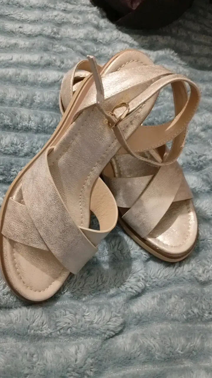 Sandalias de mujer plateadas con tacón bajo - 2