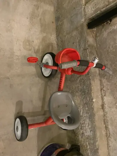 Triciclo infantil rojo con canasto - miniatura 2