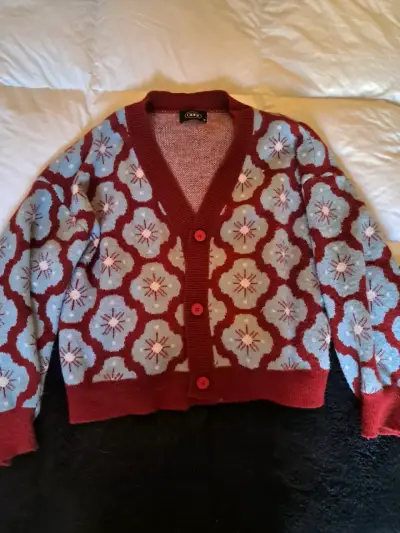 Cardigan de lana con diseño floral rojo y azul - miniatura 1