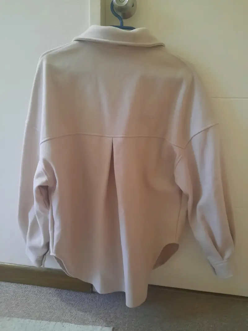 Chaqueta beige con bolsillos delanteros - 2