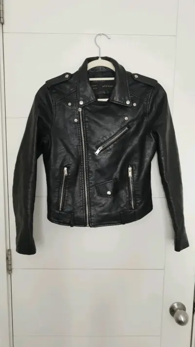 Chaqueta de ecocuero negra estilo biker para mujer - miniatura 2