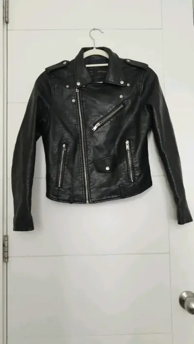 Chaqueta de ecocuero negra estilo biker para mujer - miniatura 3