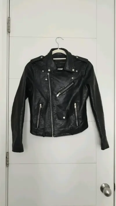 Chaqueta de ecocuero negra estilo biker para mujer - miniatura 4