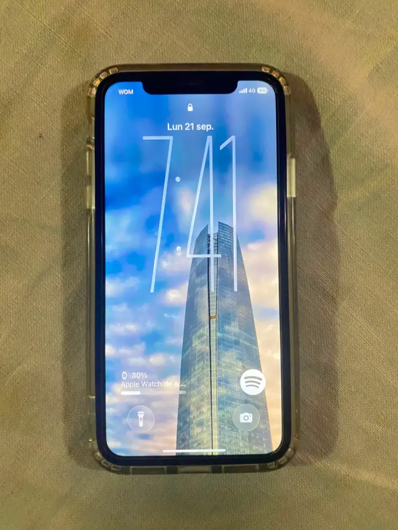 iPhone 11 con funda transparente y MagSafe - 1