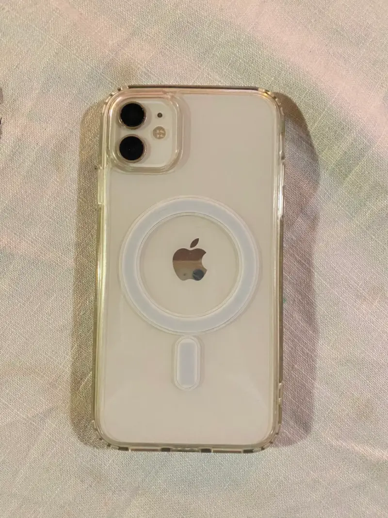 iPhone 11 con funda transparente y MagSafe - 2