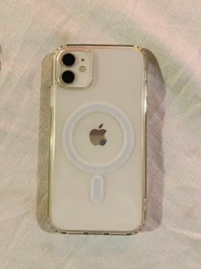 iPhone 11 con funda transparente y MagSafe - miniatura 2