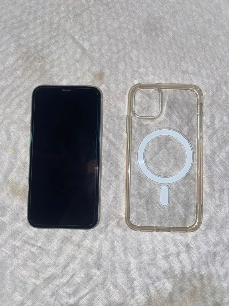 iPhone 11 con funda transparente y MagSafe - 3