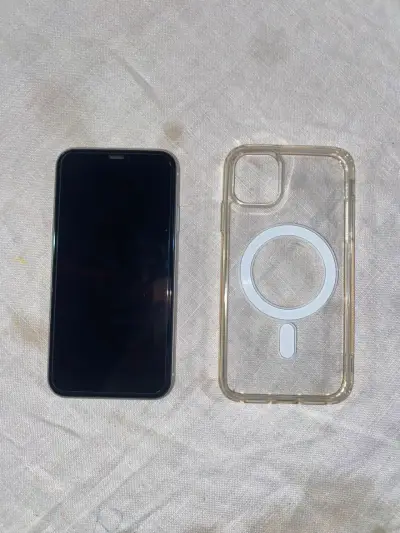 iPhone 11 con funda transparente y MagSafe - miniatura 3