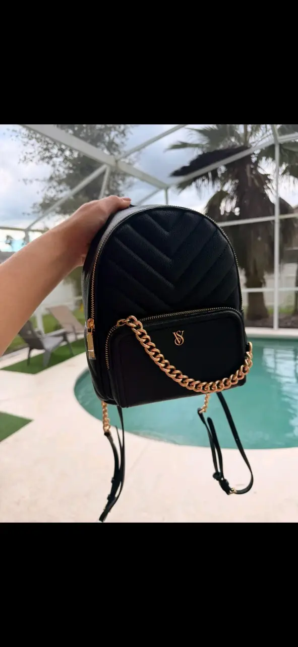 Mochila negra con cadena dorada VS