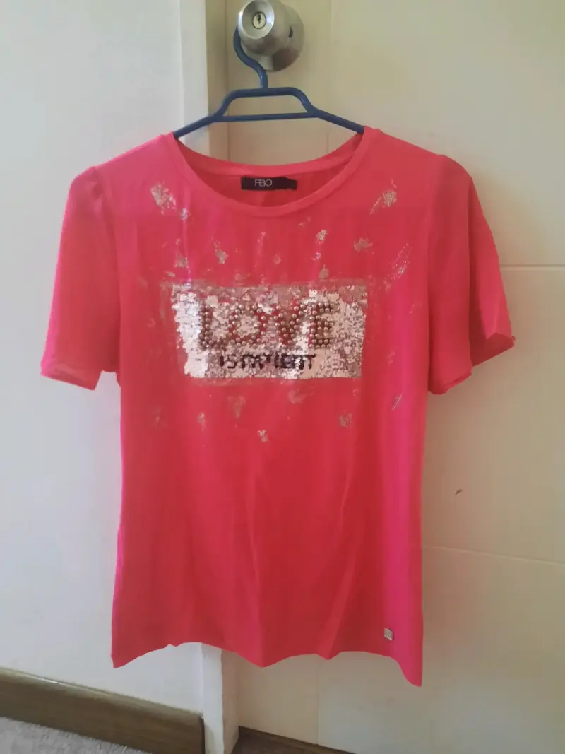 Polera rosa con lentejuelas y diseño 'LOVE' - 1