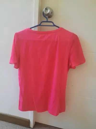 Polera rosa con lentejuelas y diseño 'LOVE' - miniatura 2