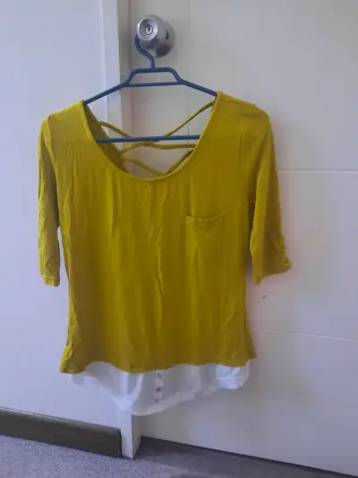 Blusa amarilla con diseño cruzado y detalle blanco - miniatura 1