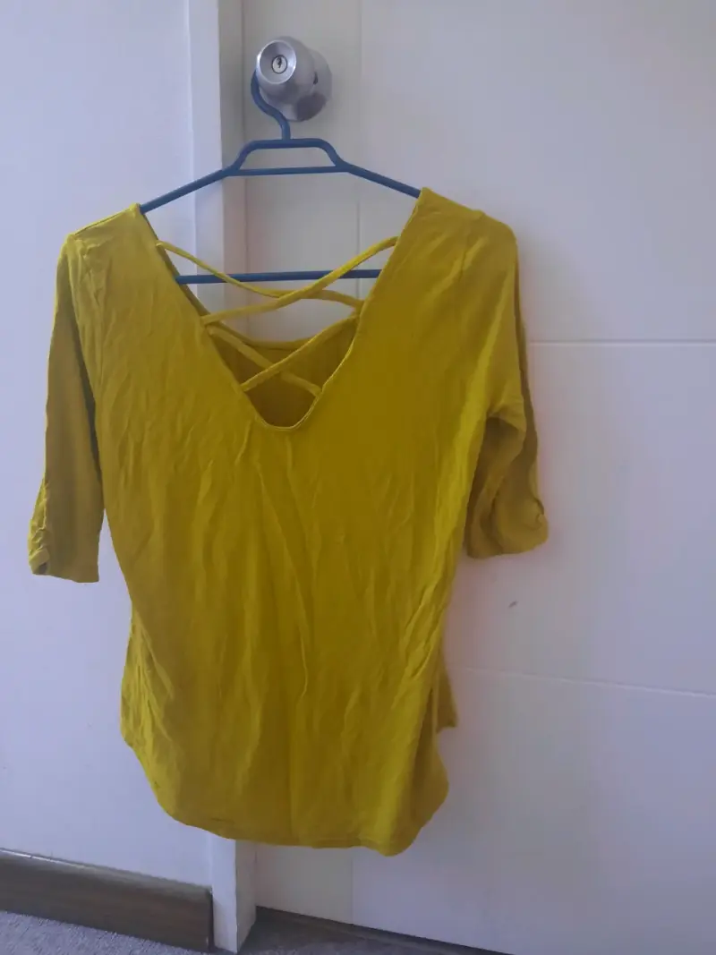 Blusa amarilla con diseño cruzado y detalle blanco - 2