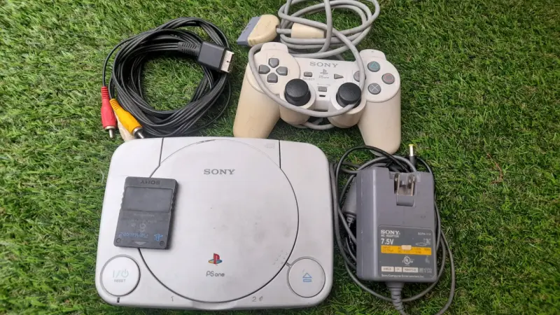 Consola Sony PS One con control y cables